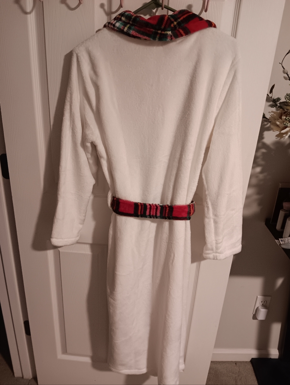 Kim Rogers Plush White Robe with Red Plaid Trim and Belt. Small NWT. - Picture 2 of 6